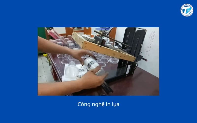 Công nghệ in lụa là công nghệ in truyền thống nhưng không tối ưu khi in ly thủy tinh, ly sứ